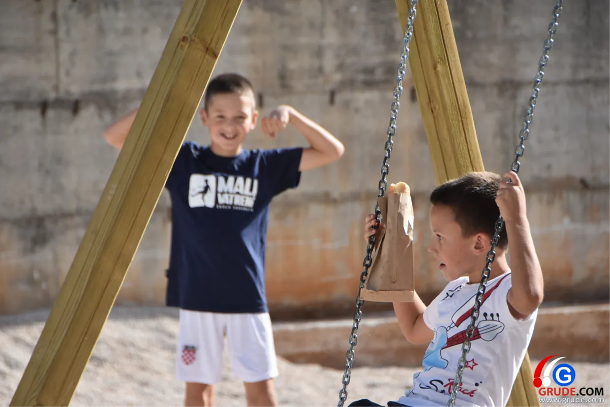 FOTO: Područna škola Vrućice dobila sadržaj za djecu čijoj radosti nema kraja! Grude Zapad živi punim plućina 18