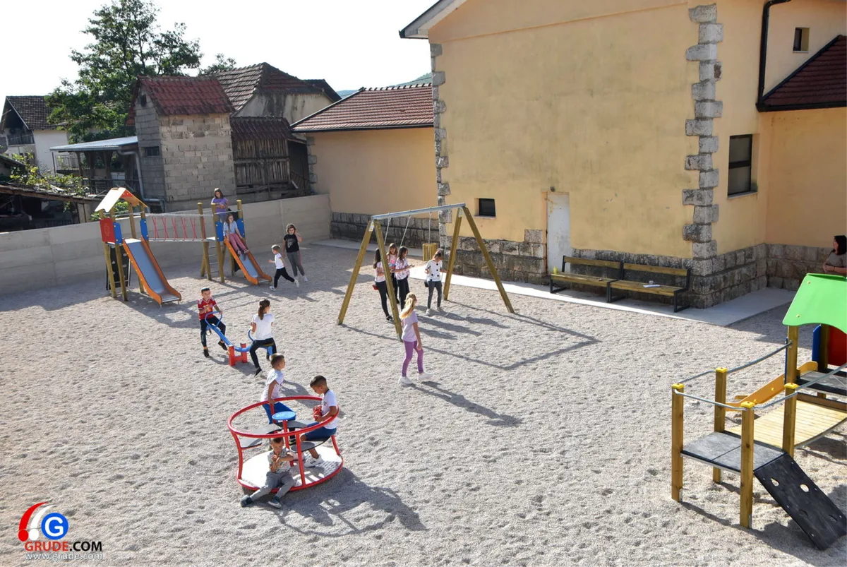 FOTO: Područna škola Vrućice dobila sadržaj za djecu čijoj radosti nema kraja! Grude Zapad živi punim plućina 4