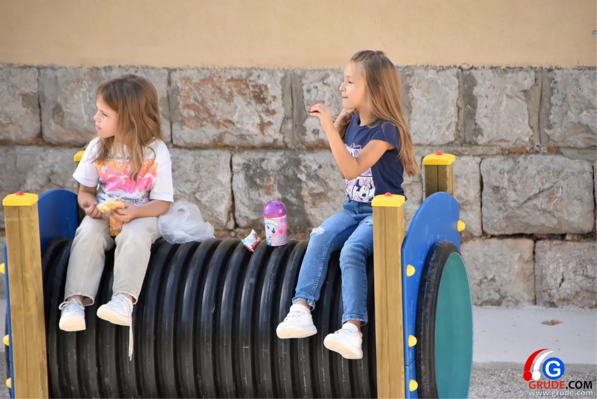 FOTO: Područna škola Vrućice dobila sadržaj za djecu čijoj radosti nema kraja! Grude Zapad živi punim plućina 5
