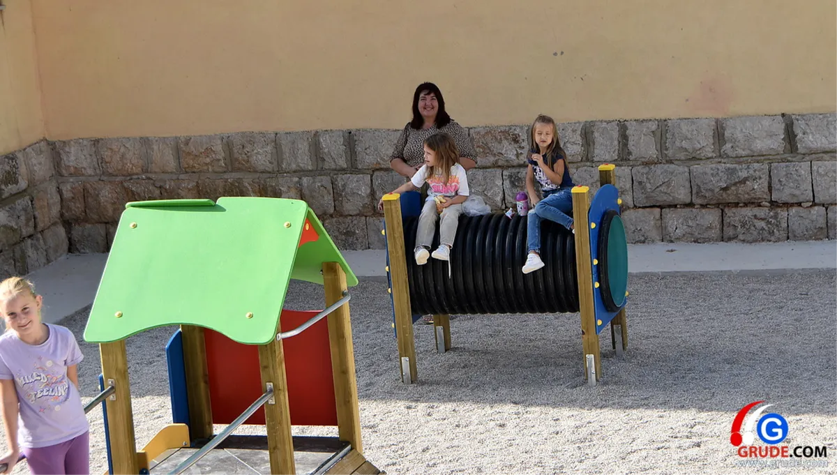 FOTO: Područna škola Vrućice dobila sadržaj za djecu čijoj radosti nema kraja! Grude Zapad živi punim plućina 6