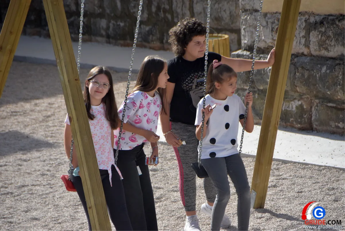 FOTO: Područna škola Vrućice dobila sadržaj za djecu čijoj radosti nema kraja! Grude Zapad živi punim plućina 7