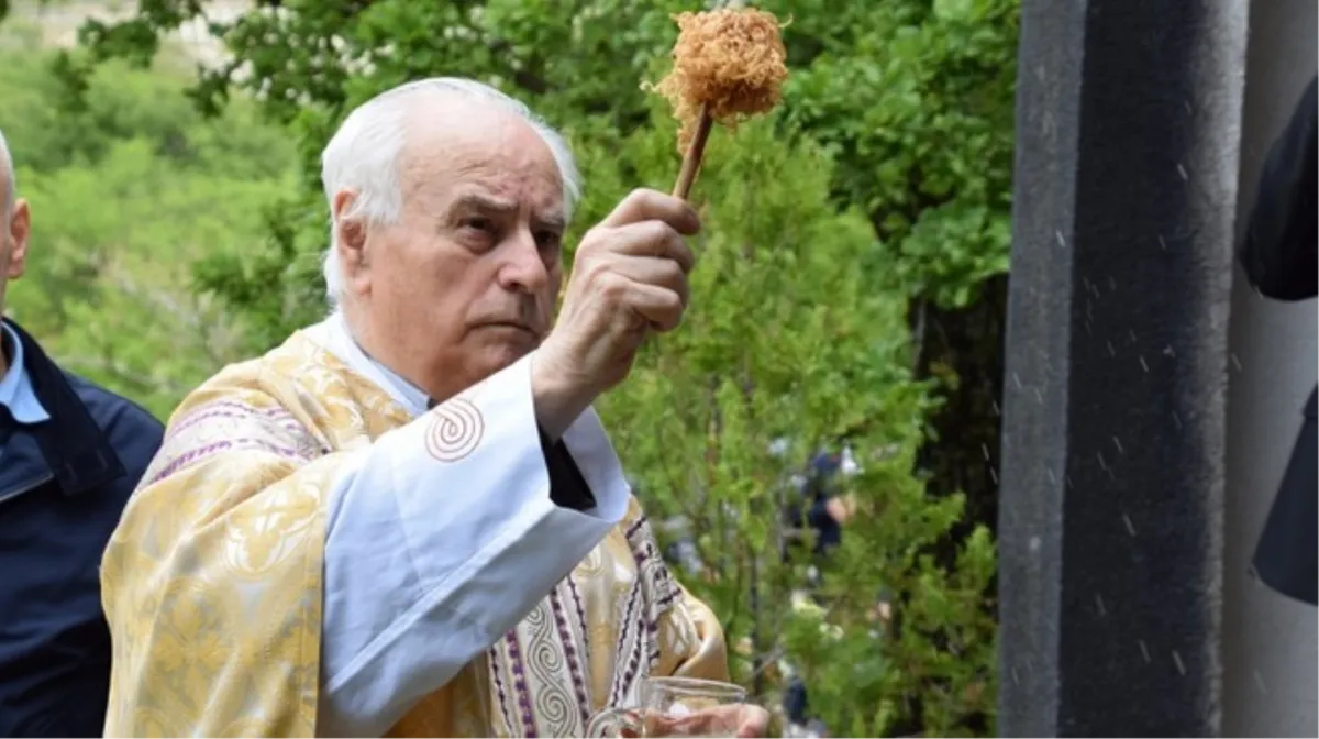 Vjernici pale svijeće, mole, zavjetuju... na grobu fra Bernarda Marića!