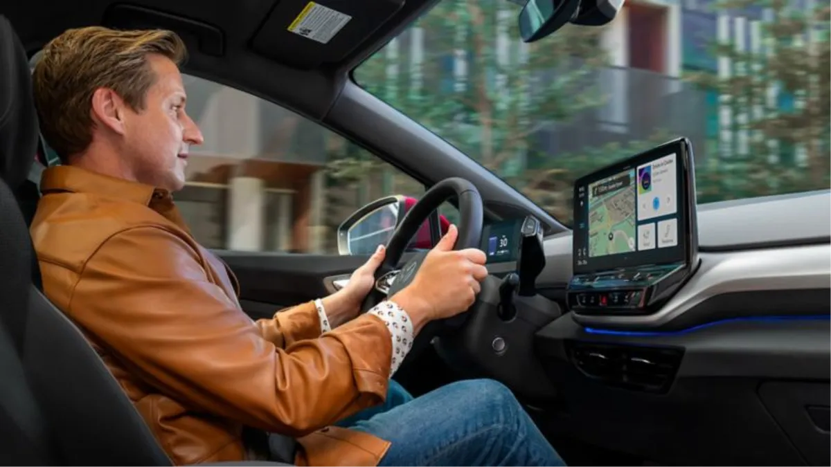 Muškarca 'otelo' električno auto! Kočnice otkazale, bacanje ključa nije pomoglo, kontrolirani sudar ga spasio