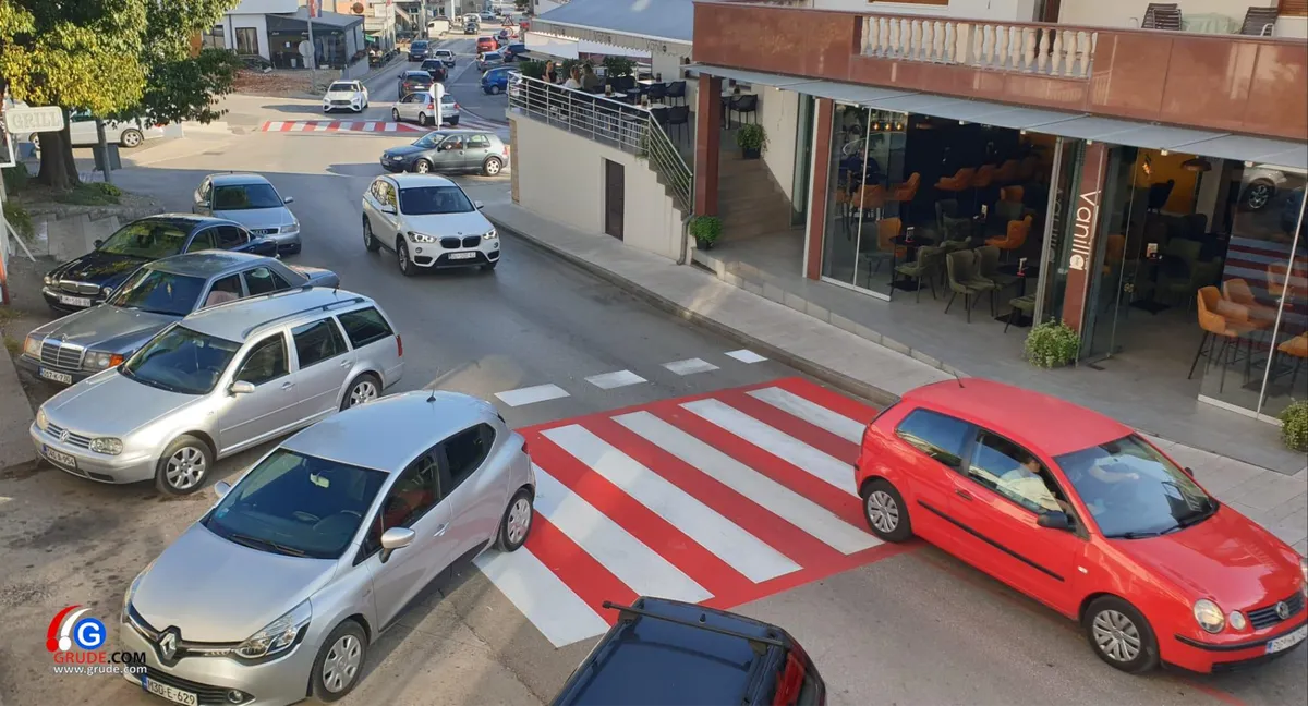 Crven-bijeli pješački prijelaz u Grudama! Tijekom noći zebra postala vidljiva