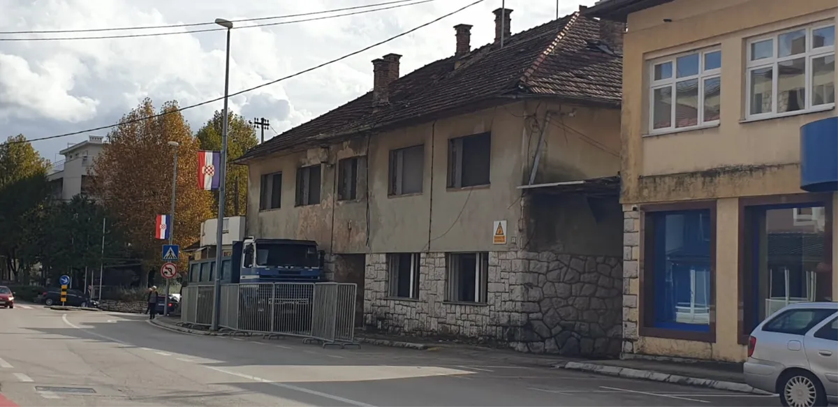 Konačno se uklanja stara zgrada PU Grude, pješake se moli za oprez
