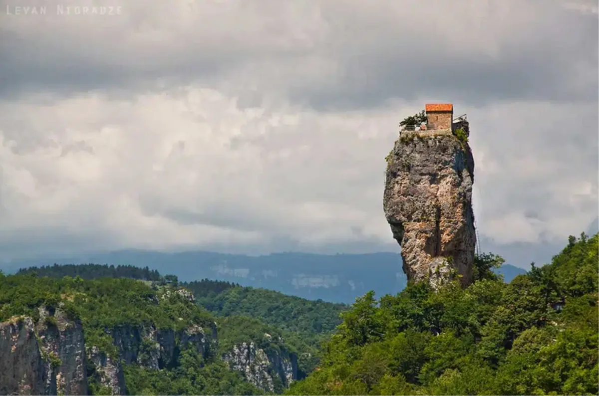 Najizoliranija crkva na svijetu je na samom vrhu stijene! U njoj se svakodnevno moli 1