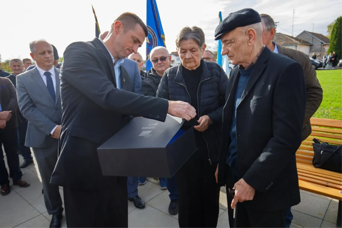 Otkriven spomenik Luki Andrijaniću, heroju Vukovara! Imao je srce veliko kao kuća 5