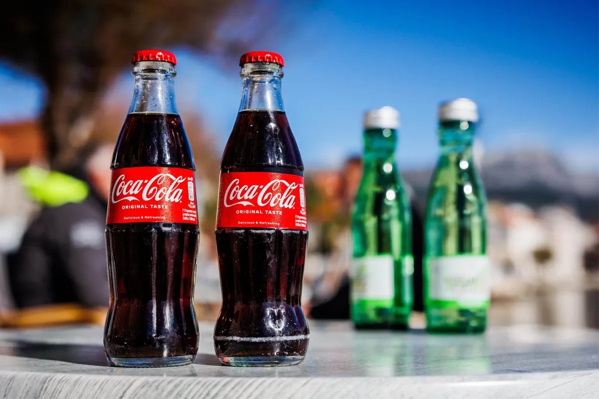 Coca Cola stigla u Hajduk, Gattusu stiže voda koja je bila predmet skandala, ali su optužene konobarice