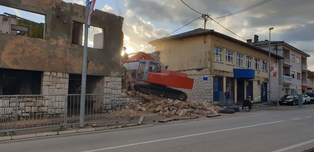 FOTO/VIDEO: Konačni kraj zgrade koja je bila strah i trepet u onim, a bome i u ovim vremenima 2