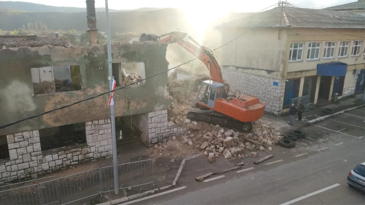 FOTO/VIDEO: Konačni kraj zgrade koja je bila strah i trepet u onim, a bome i u ovim vremenima