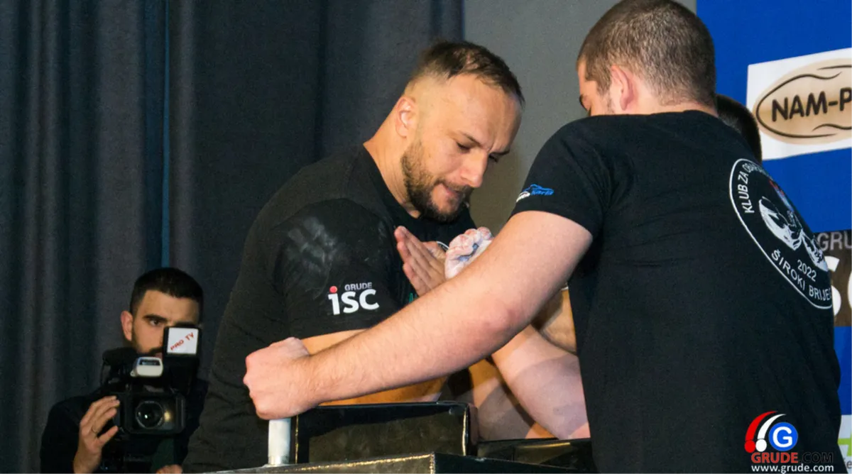 FOTO: Obaranje ruke u Širokom Brijegu prošlo u fantastičnom ozračju! Dean Lenče slavio prvo mjesto