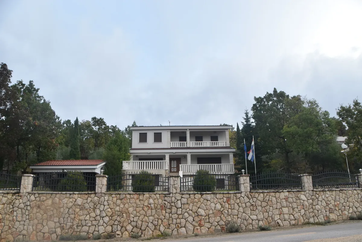 Glavaš poslao poruku pored bijelog križa u Drinovcima! Kasnije je, možda, spavao ili je otišao kod Mamića... 3