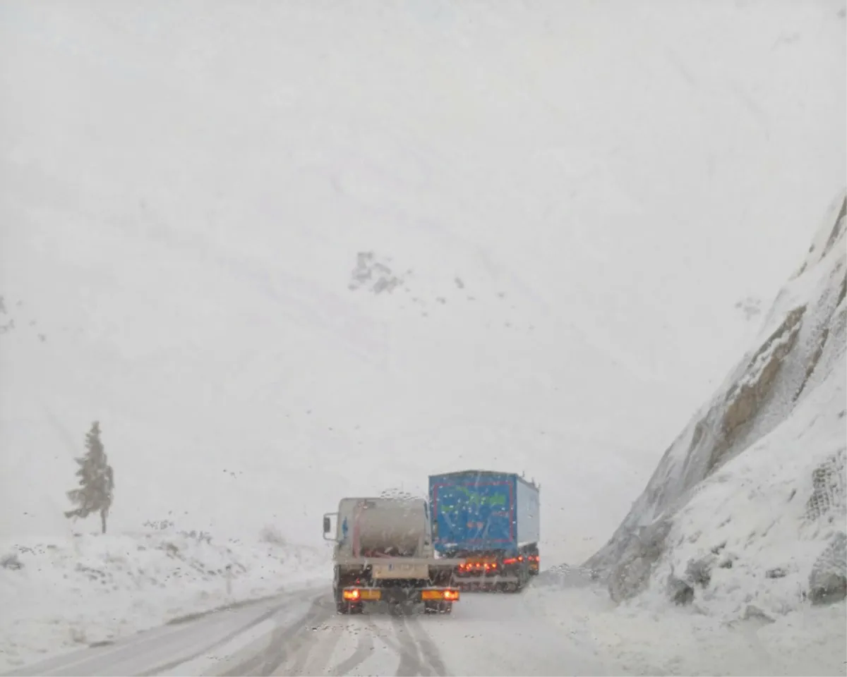 FOTO: Snijeg opet iznenadio nadležne za održavanje cesta u BiH 2