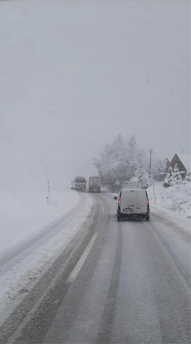 FOTO: Snijeg opet iznenadio nadležne za održavanje cesta u BiH 3
