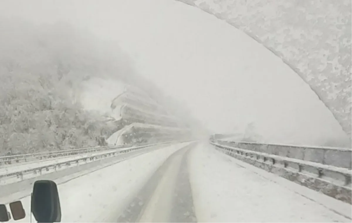 FOTO: Snijeg opet iznenadio nadležne za održavanje cesta u BiH