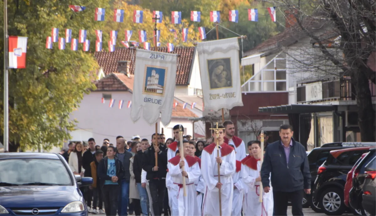 Sveta Kata u Grudama prije 100 godina i danas! Župni dom se i 1923. (g)radio nakon potresa, a danas zbog muzeja!