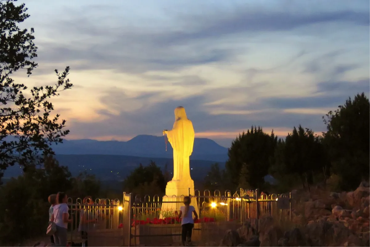 Gospina poruka svijetu preko Međugorja: Molite u svijetu koji nema nade kako bi se osjetila radost iščekivanja Kralja mira