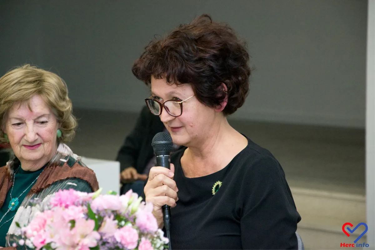 FOTO: Snježana Lovrić, pjesnikinja i slikarica podrijetlom iz Drinovaca, u prepunoj Kosači predstavila knjigu 'Čuvarkuća u tišini' 10