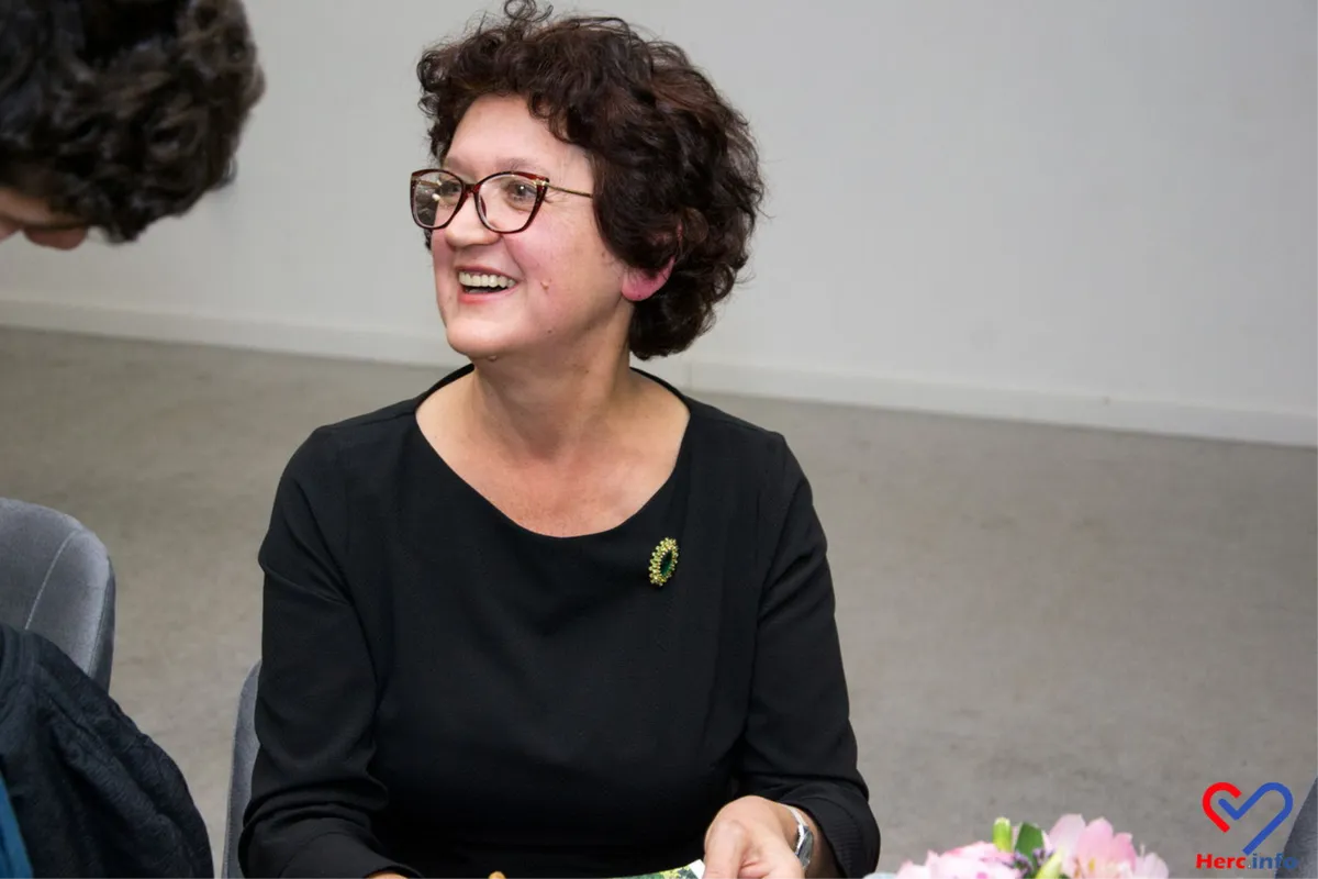 FOTO: Snježana Lovrić, pjesnikinja i slikarica podrijetlom iz Drinovaca, u prepunoj Kosači predstavila knjigu 'Čuvarkuća u tišini' 15
