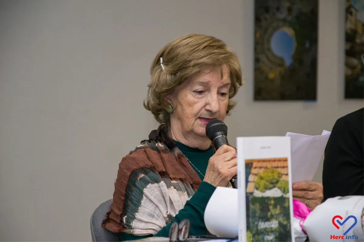 FOTO: Snježana Lovrić, pjesnikinja i slikarica podrijetlom iz Drinovaca, u prepunoj Kosači predstavila knjigu 'Čuvarkuća u tišini' 5