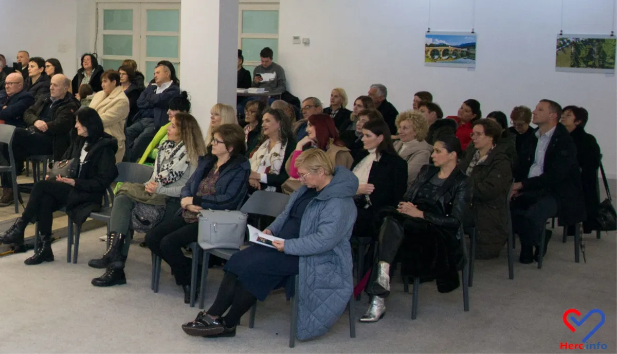 FOTO: Snježana Lovrić, pjesnikinja i slikarica podrijetlom iz Drinovaca, u prepunoj Kosači predstavila knjigu 'Čuvarkuća u tišini' 7