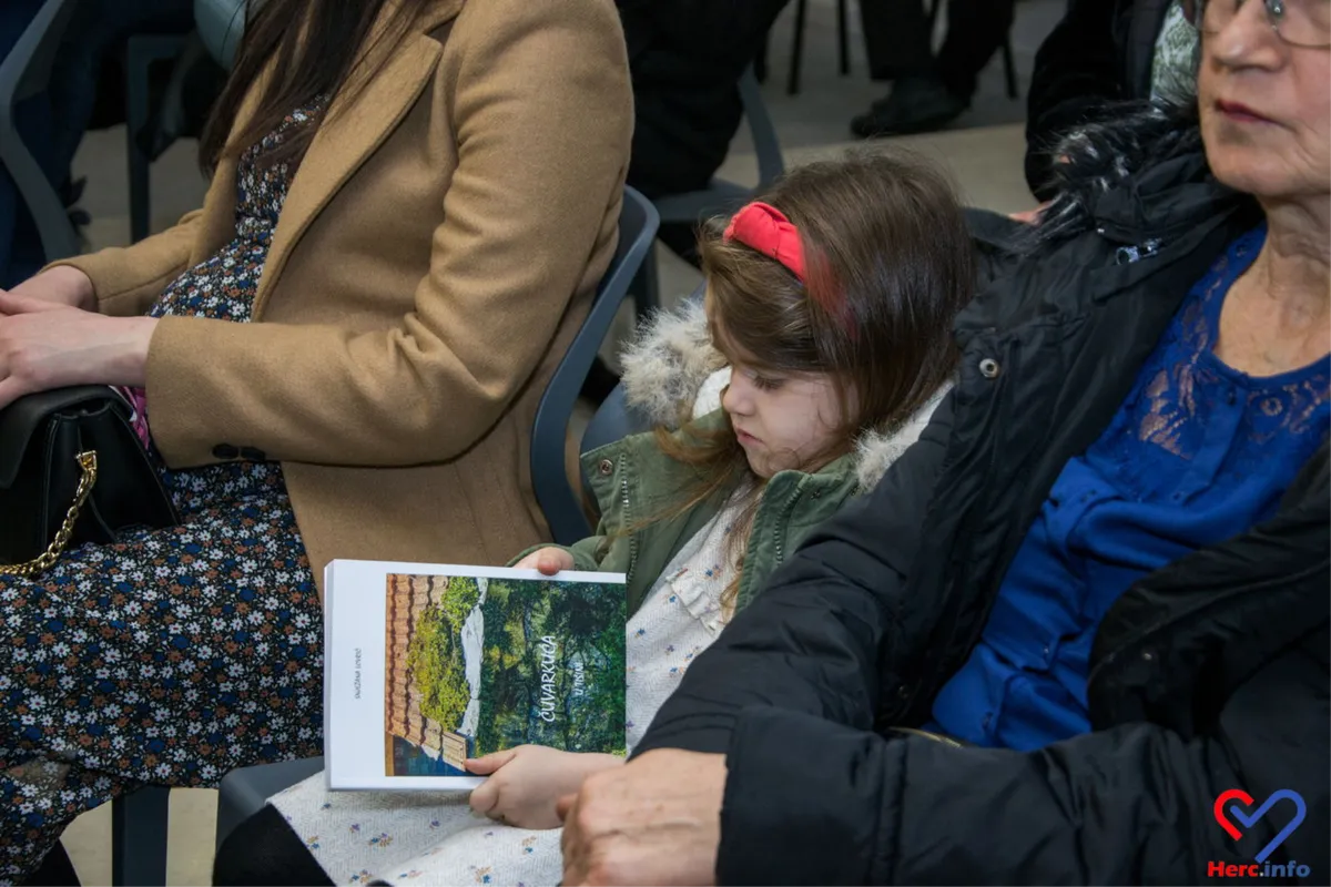 FOTO: Snježana Lovrić, pjesnikinja i slikarica podrijetlom iz Drinovaca, u prepunoj Kosači predstavila knjigu 'Čuvarkuća u tišini' 9