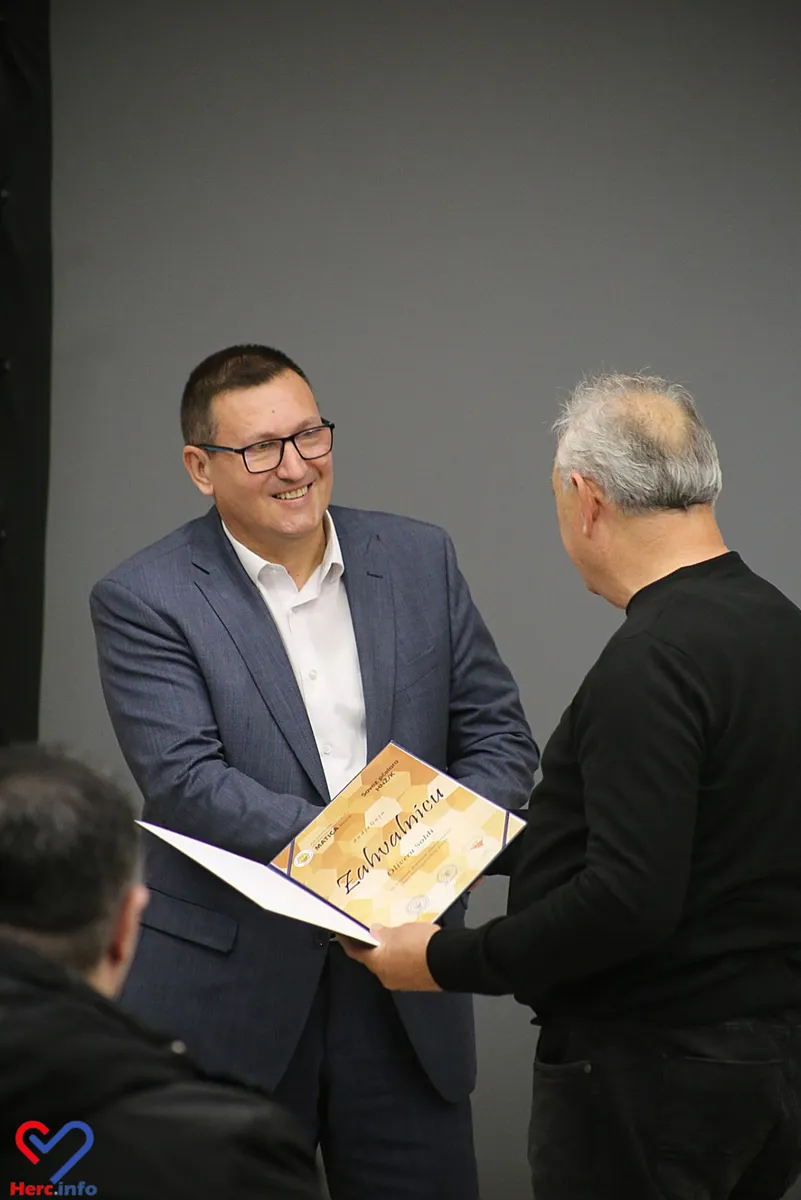FOTO: Gruđanin ima najbolji med! Grgo Knezović s Ledinca 'Šampion meda' u Mostaru 5