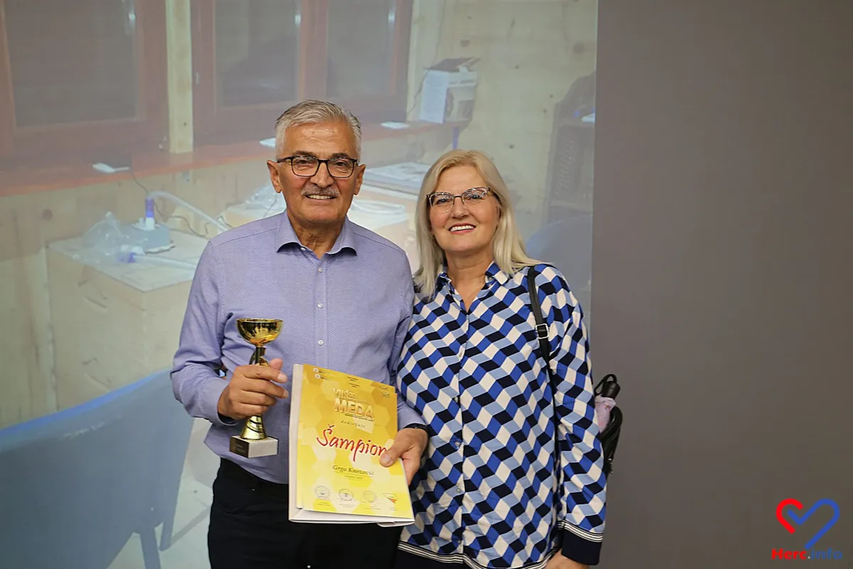FOTO: Gruđanin ima najbolji med! Grgo Knezović s Ledinca 'Šampion meda' u Mostaru 8