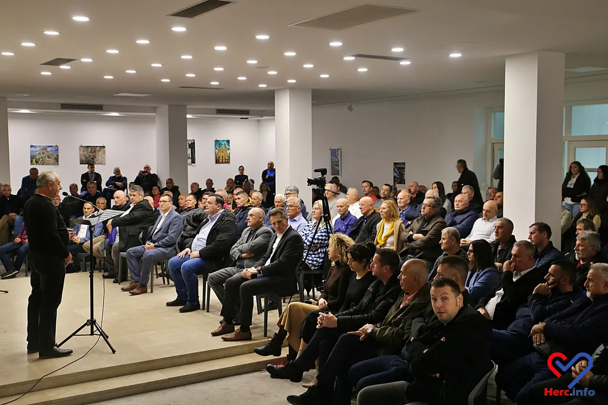 FOTO: Gruđanin ima najbolji med! Grgo Knezović s Ledinca 'Šampion meda' u Mostaru 2