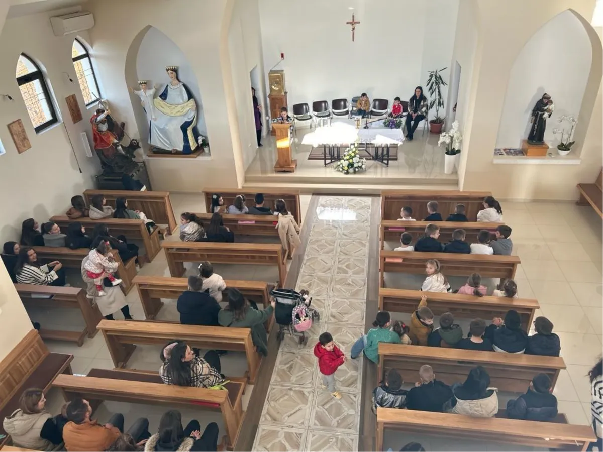 FOTO: Nakon molitve krunice djecu u Dragićini darivao Sveti Nikola 4