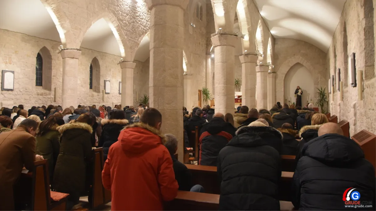 FOTOGALERIJA: Predivni prizori iz crkve svete Kate u Grudama! Brojni vjernici jutros na prvoj misi zornici u ovoj godini