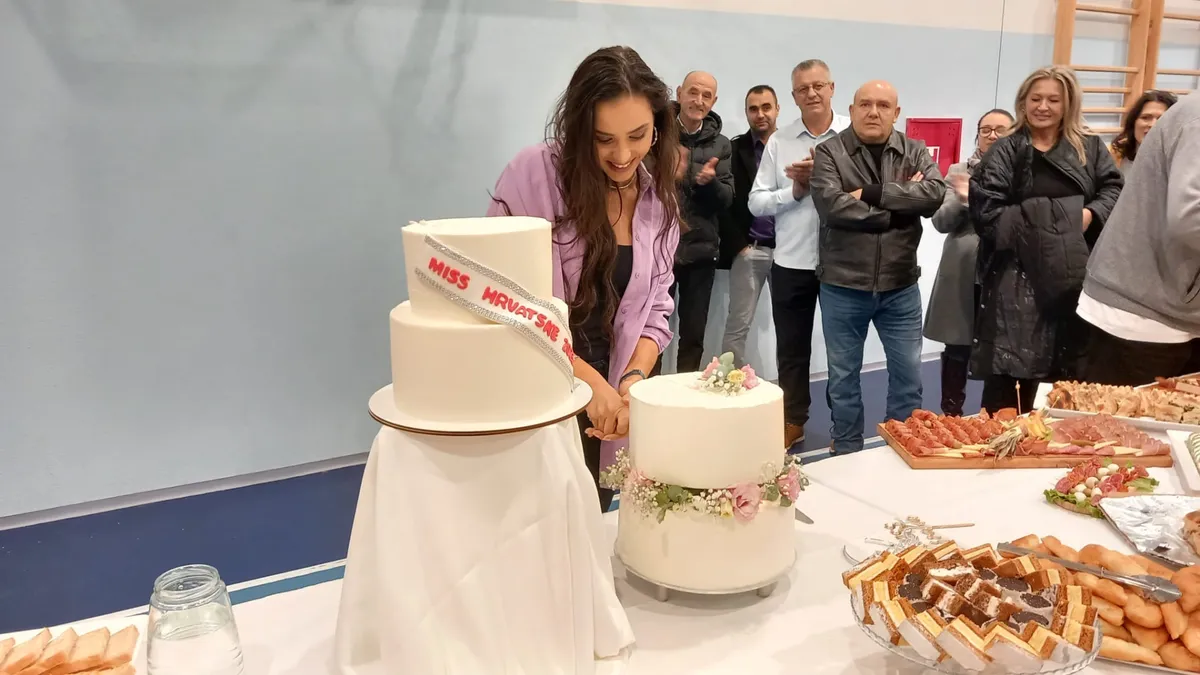 FOTO: Veliki doček za Miss Hrvatske u Tomislavgradu! Potekle i suze, nebo obasjao vatromet 9