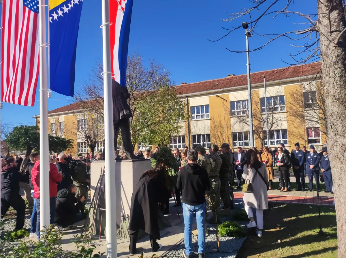 U rodnom Ljubuškom podignut spomenik američkom heroju Drugog svjetskog rata 1