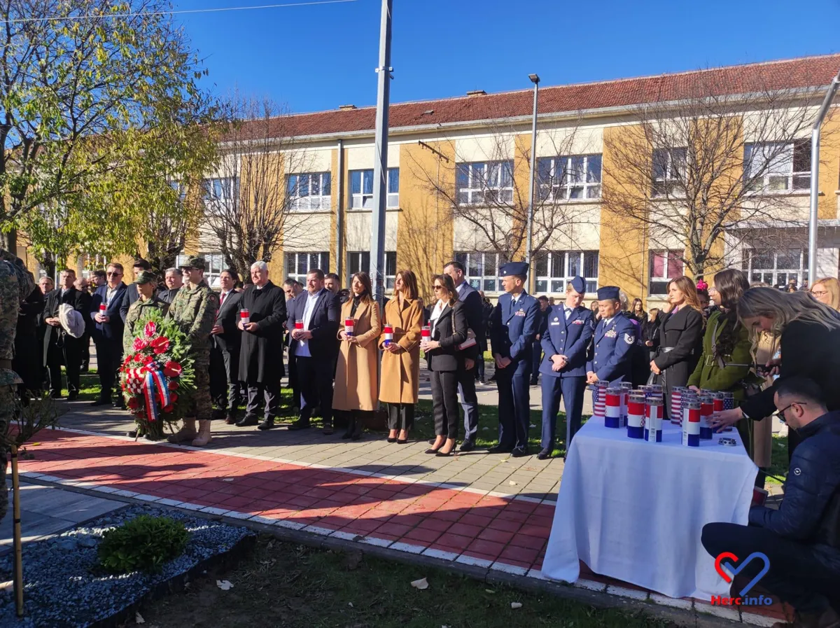 U rodnom Ljubuškom podignut spomenik američkom heroju Drugog svjetskog rata 2