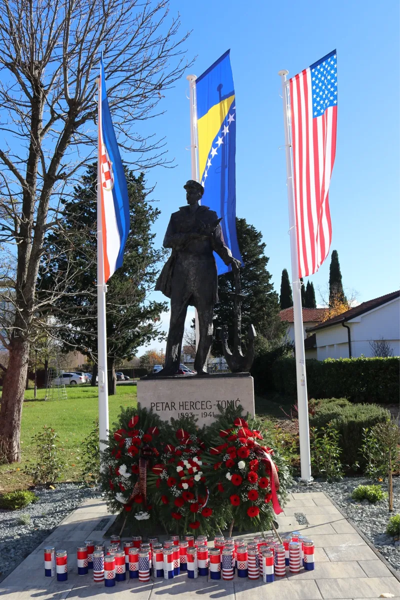 U rodnom Ljubuškom podignut spomenik američkom heroju Drugog svjetskog rata