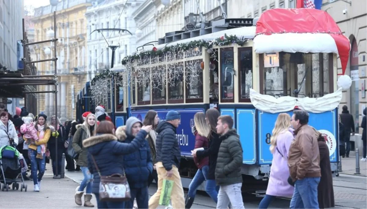 Zagreb: Djed Mraz i vilenjakinja pjevali Bojnu Čavoglave u božićnom tramvaju