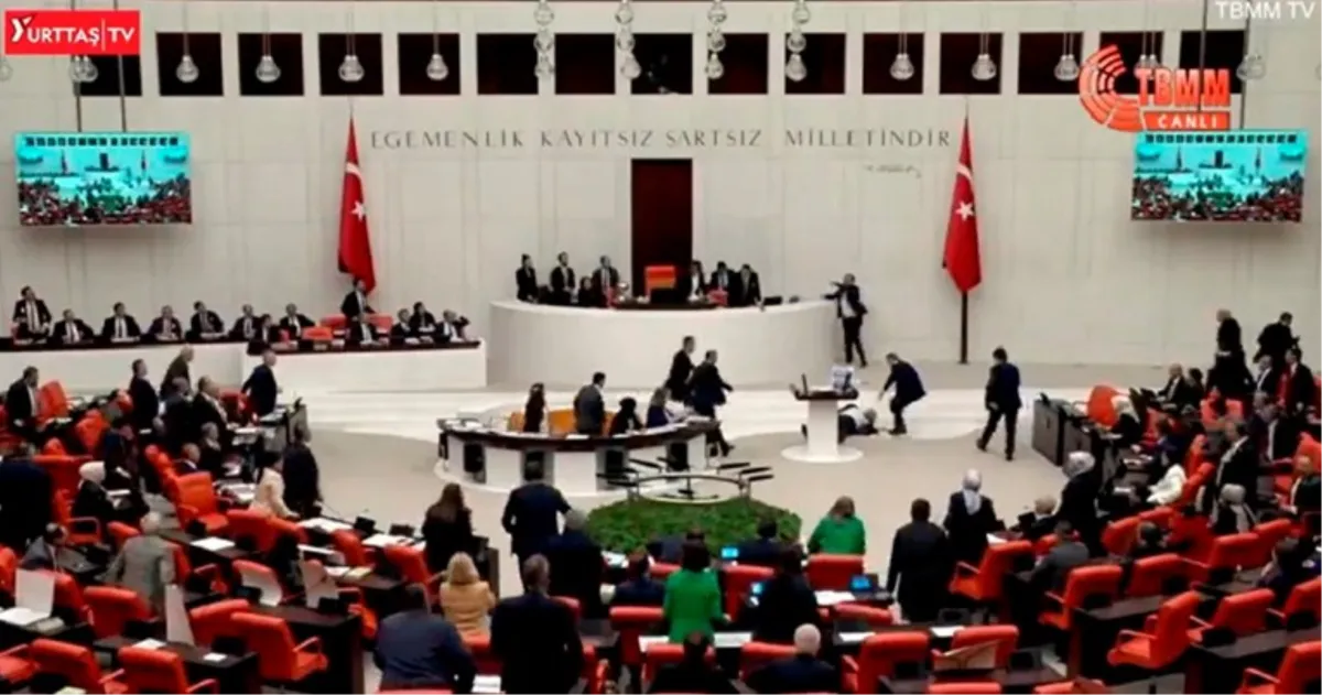 VIDEO: Turski zastupnik prokleo Izraelce pa se srušio! Kritično je