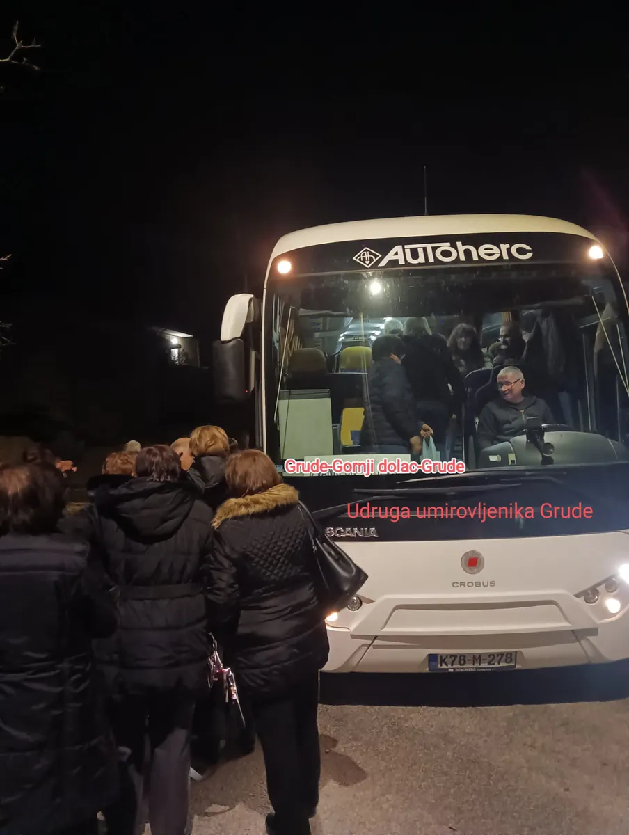 FOTO: Članovi Udruge umirovljenika Grude posjetili Božićno selo. Svima žele sretan i blagoslovljen Božić 1