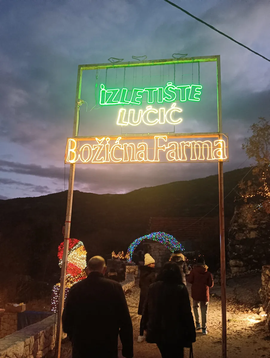 FOTO: Članovi Udruge umirovljenika Grude posjetili Božićno selo. Svima žele sretan i blagoslovljen Božić 3