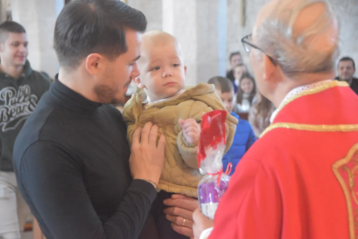 FOTO: Blagdan Nevine dječice u župi Grude! Fra Stanko darivao djecu i uputio im prigodne riječi