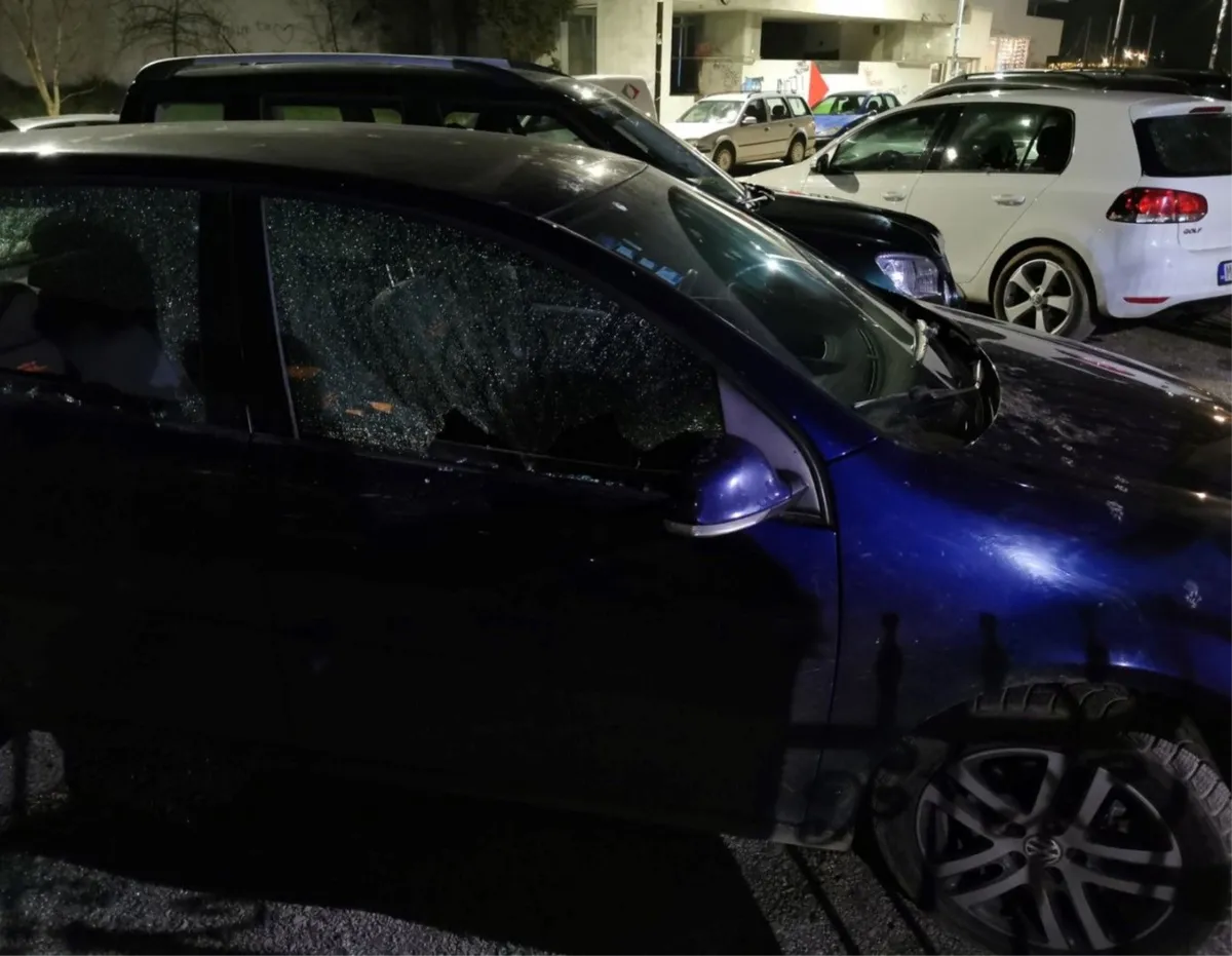 Bačena bomba u bh. gradu, oštećeno pet auta, izlog, fasada...