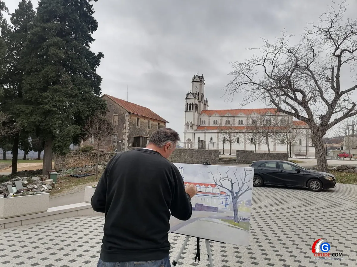 FOTO: Poznati akademski slikar Tomo Hrgota u Grudama slika jednu od najljepših crkvi 2