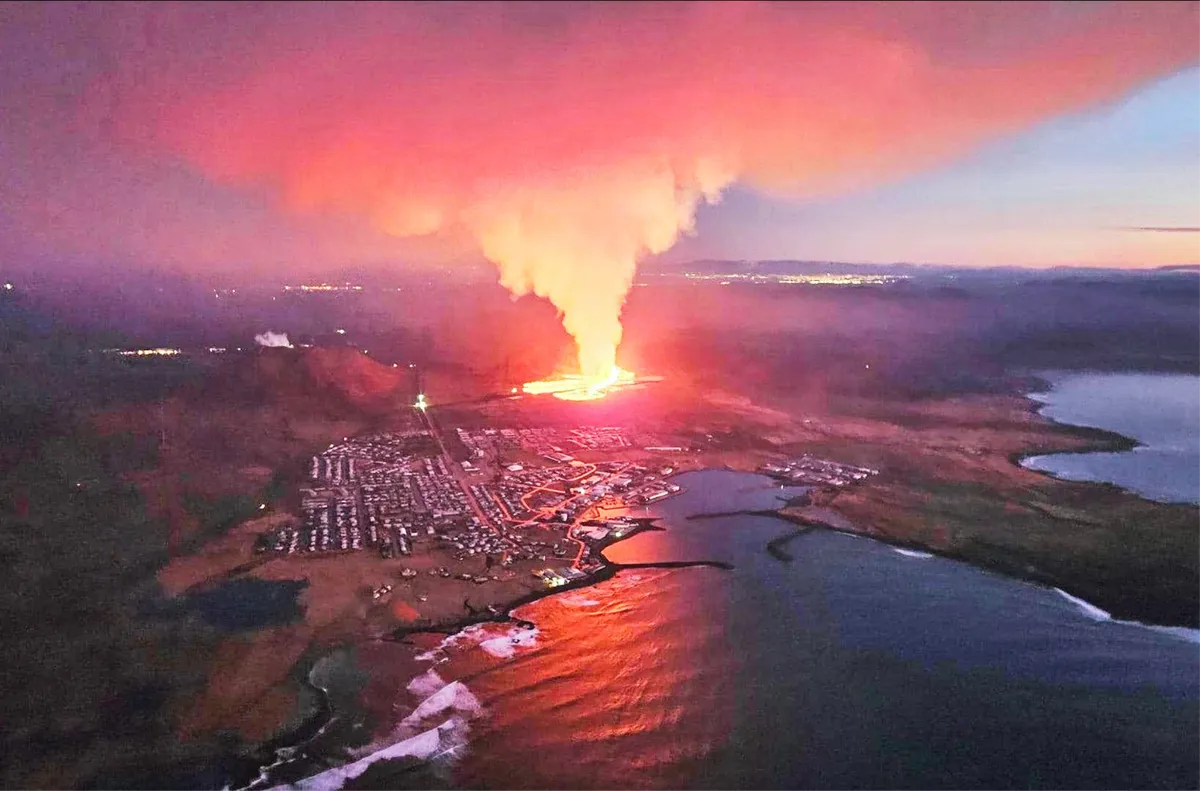 Lava se izlila na grad na Islandu, gore kuće