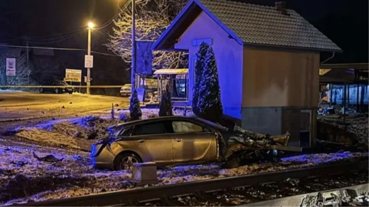 U BiH vlak naletio na auto i prepolovio ga