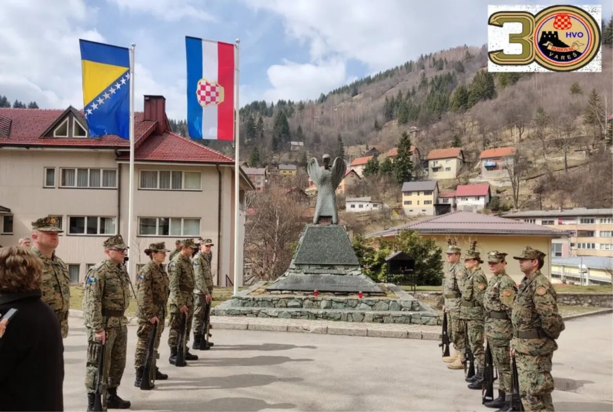 POTVRĐENA OPTUŽNICA: U Varešu skinuli zastavu hrvatskog naroda u BiH i Vatikana, jarbol srušili