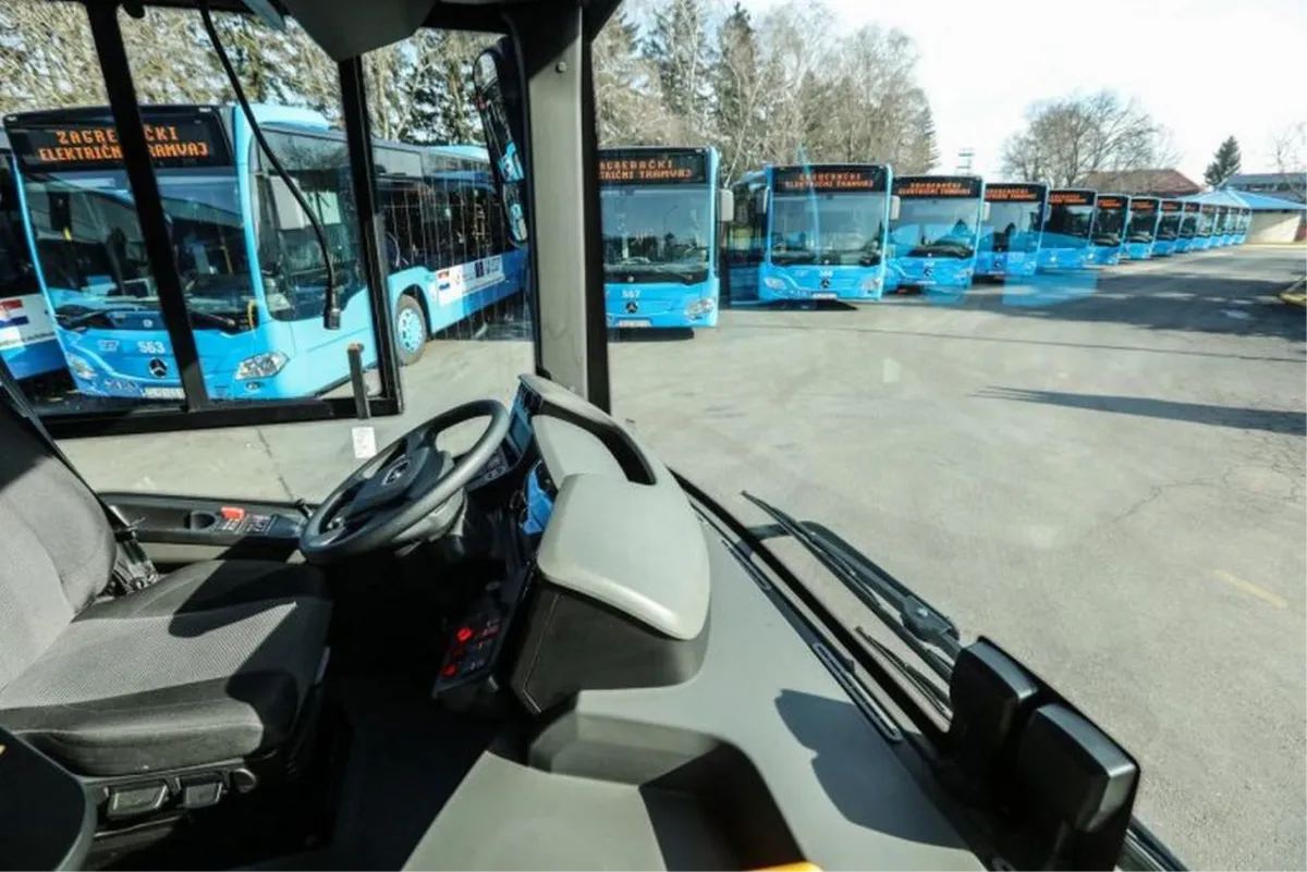 Muškarac ukrao autobus ali je sletio u kanal VIDEO