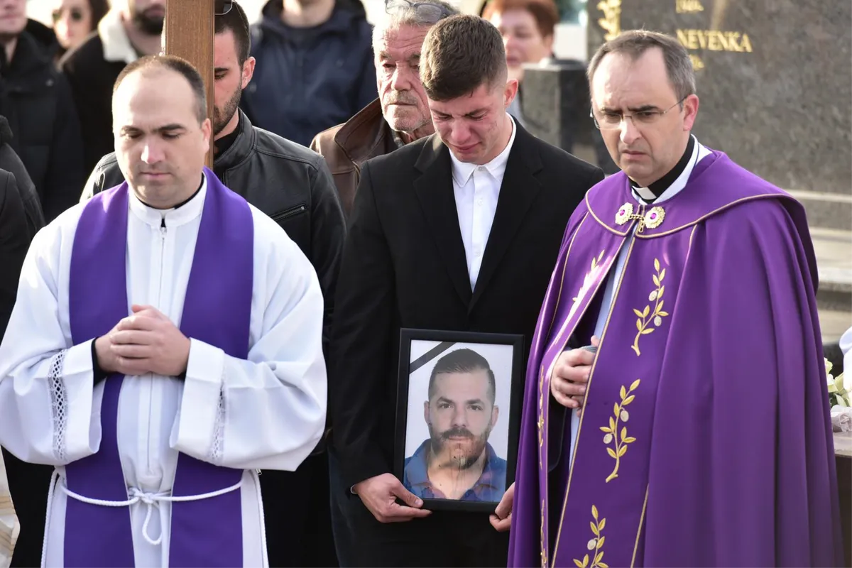 FOTO: Tisuće se došle oprostiti od zadarskog slavuja Davida Ricova (37)