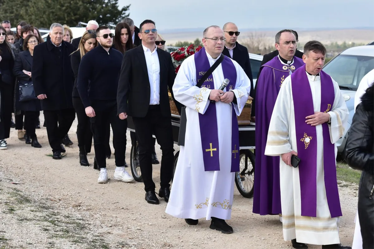 FOTO: Tisuće se došle oprostiti od zadarskog slavuja Davida Ricova (37) 1
