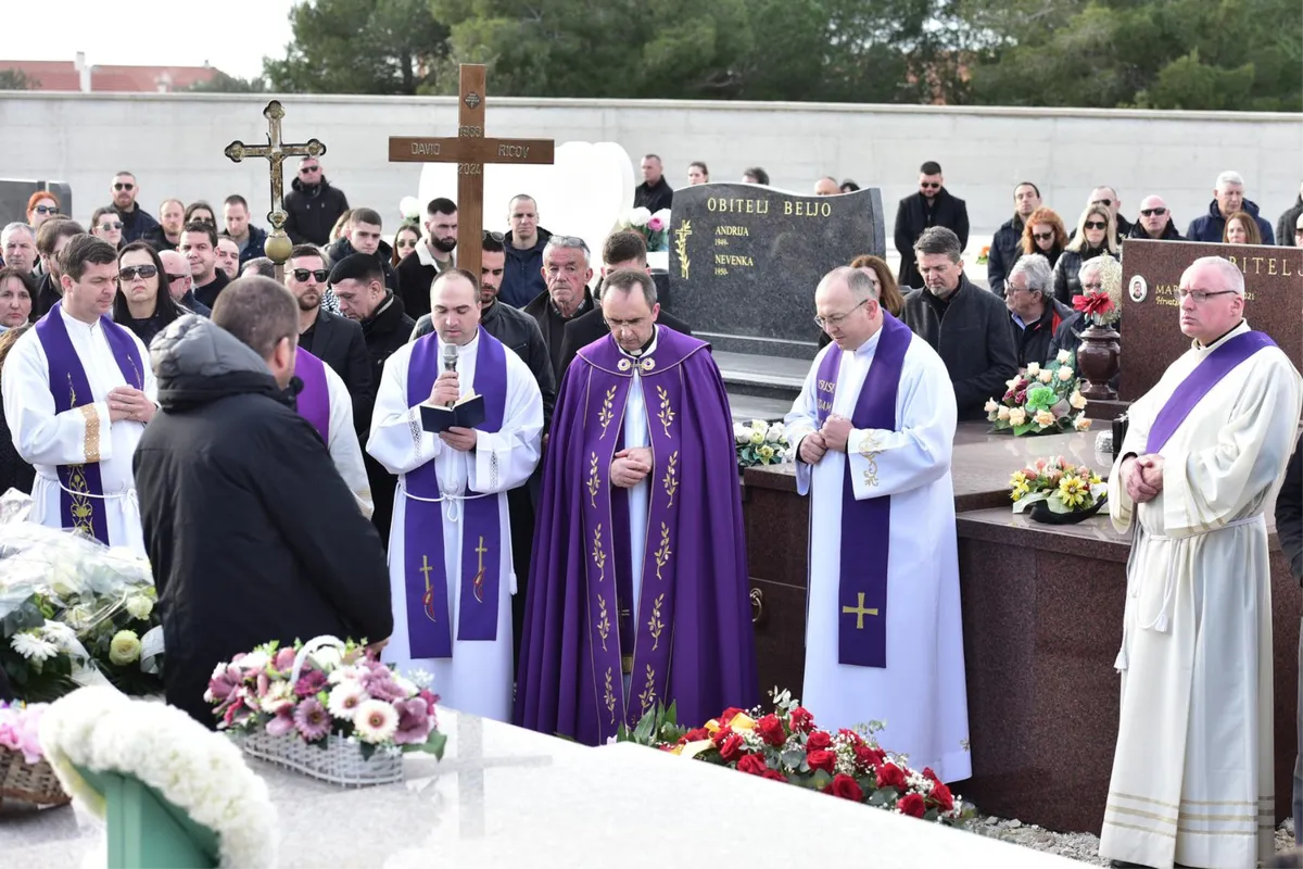 FOTO: Tisuće se došle oprostiti od zadarskog slavuja Davida Ricova (37) 2