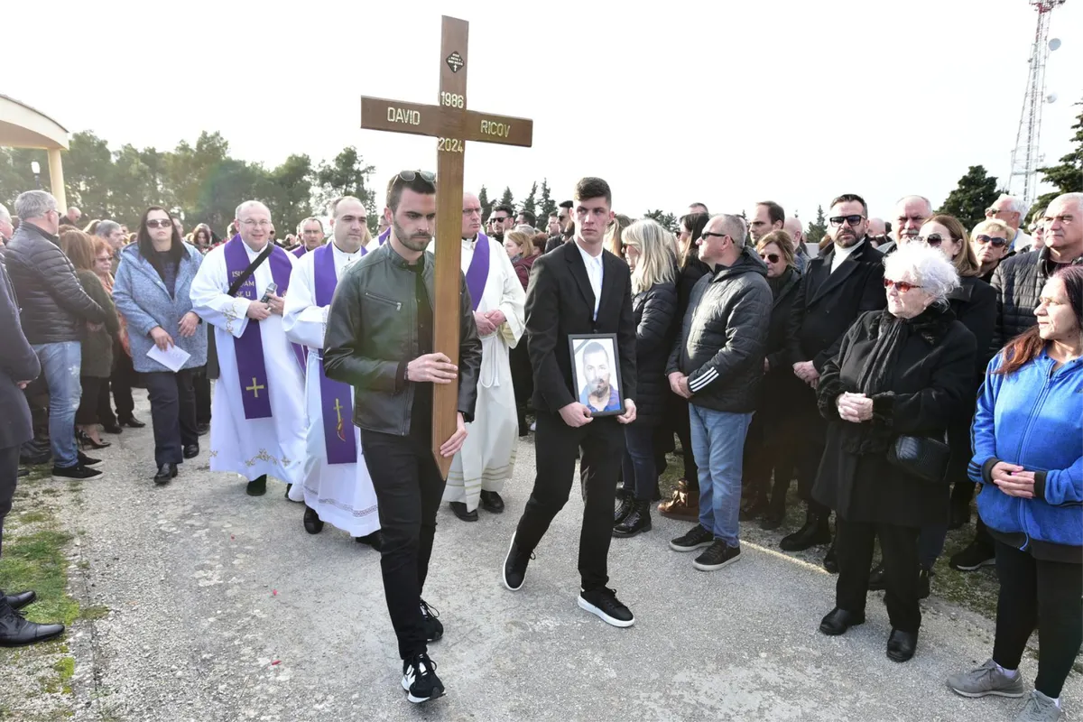 FOTO: Tisuće se došle oprostiti od zadarskog slavuja Davida Ricova (37) 3